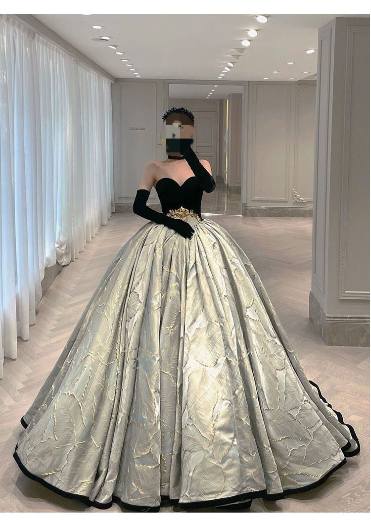 Vestido de alta costura de novia brindando estilo Hepburn