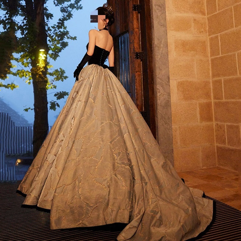 Vestido de alta costura de novia brindando estilo Hepburn