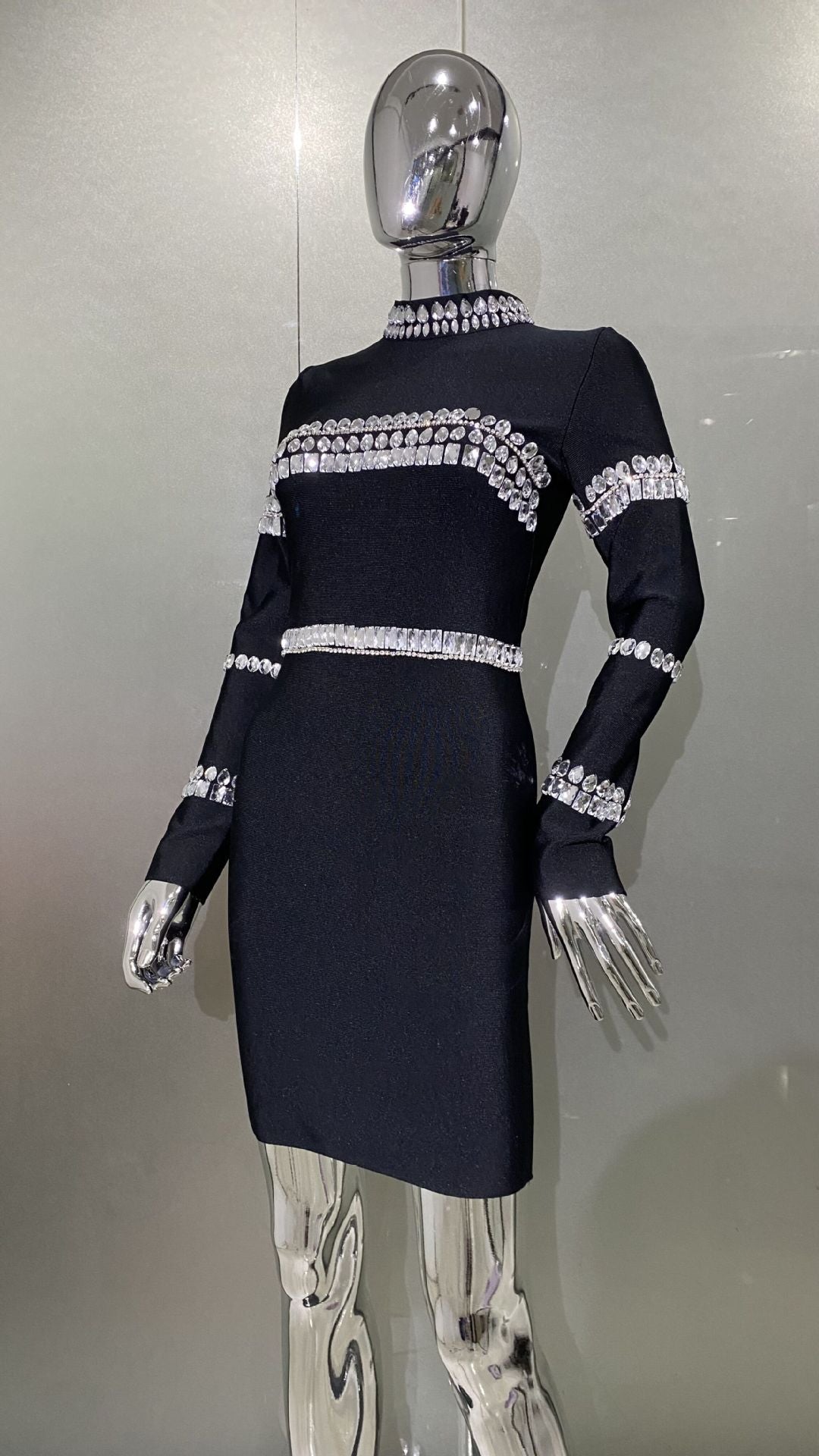 Robe noire à demi-col roulé en strass pour femmes