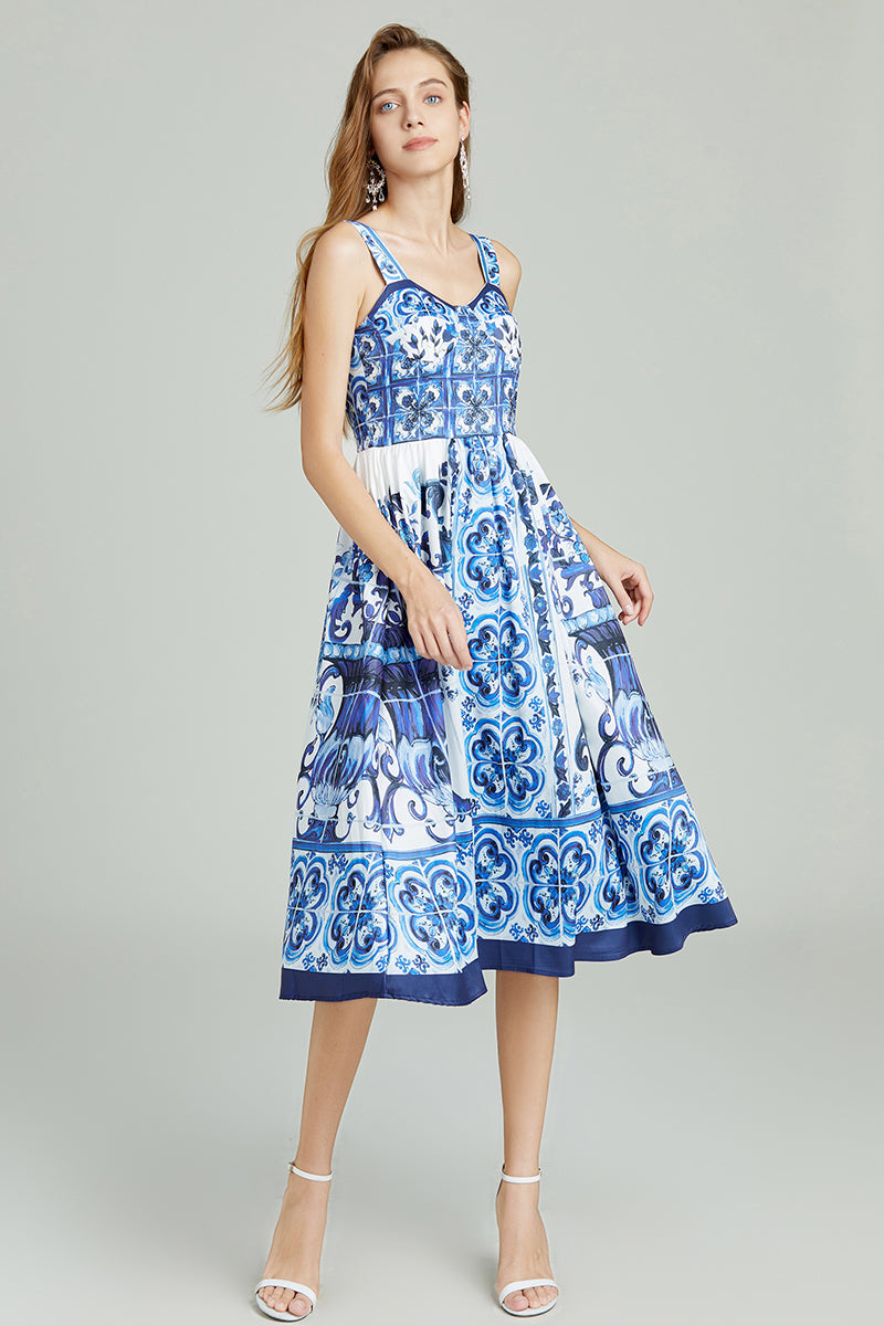 Vestido de mujer con tirantes y estampado retro en porcelana azul y blanca con cintura alta y tres dimensiones