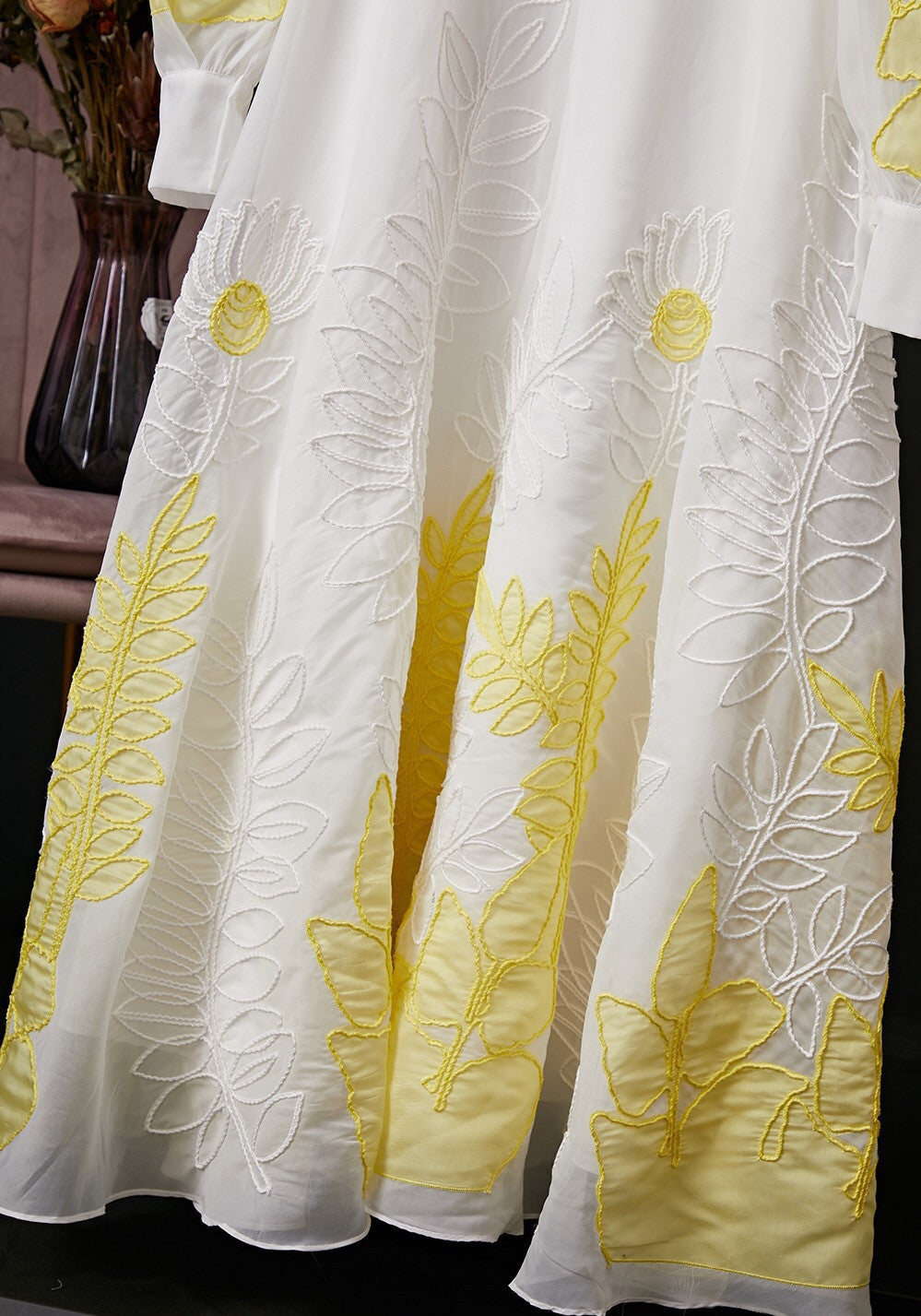 Robe à manches lanternes et col montant brodé de fleurs coupées