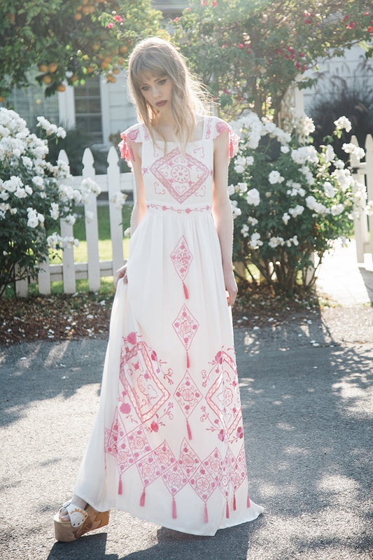 Robe d'été pour femmes, nouvelle broderie de fleurs, pompon creux, décoration, forme rétro, ceinture Condole