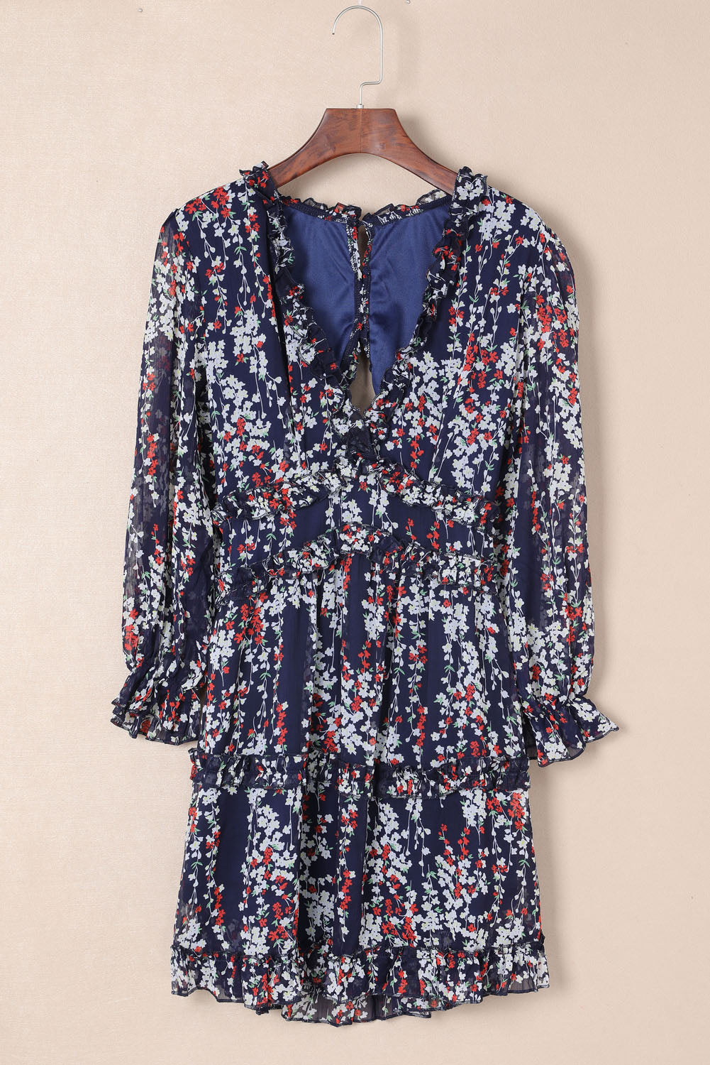 Robe florale à dos ouvert et détails à volants