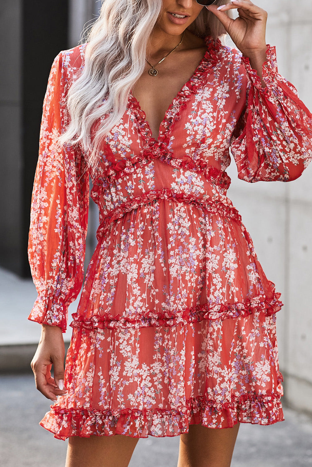 Robe florale à dos ouvert et détails à volants