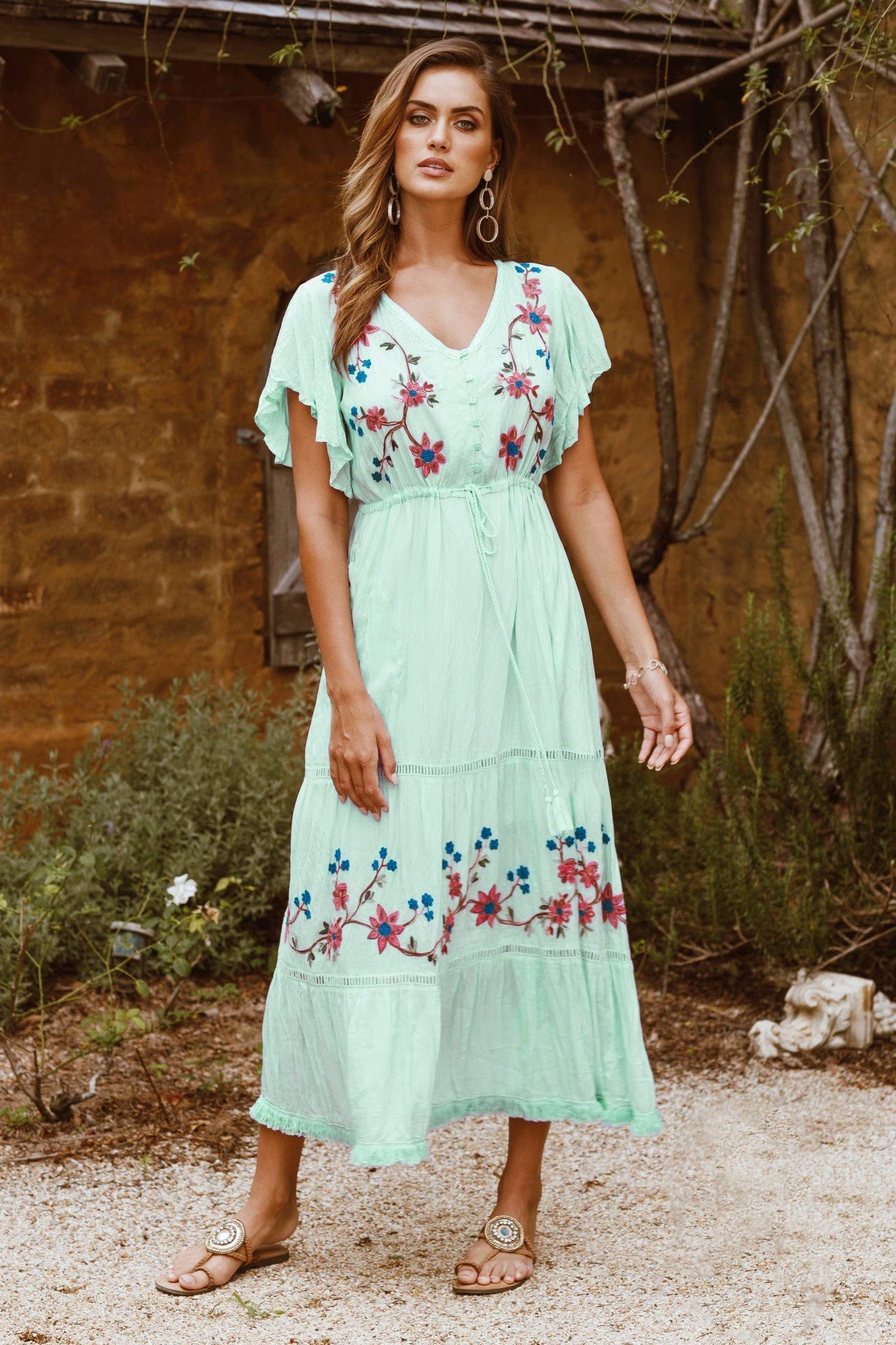 Vestido de vacaciones de flores bordadas exquisitas nicho elegante para vacaciones de verano para mujer