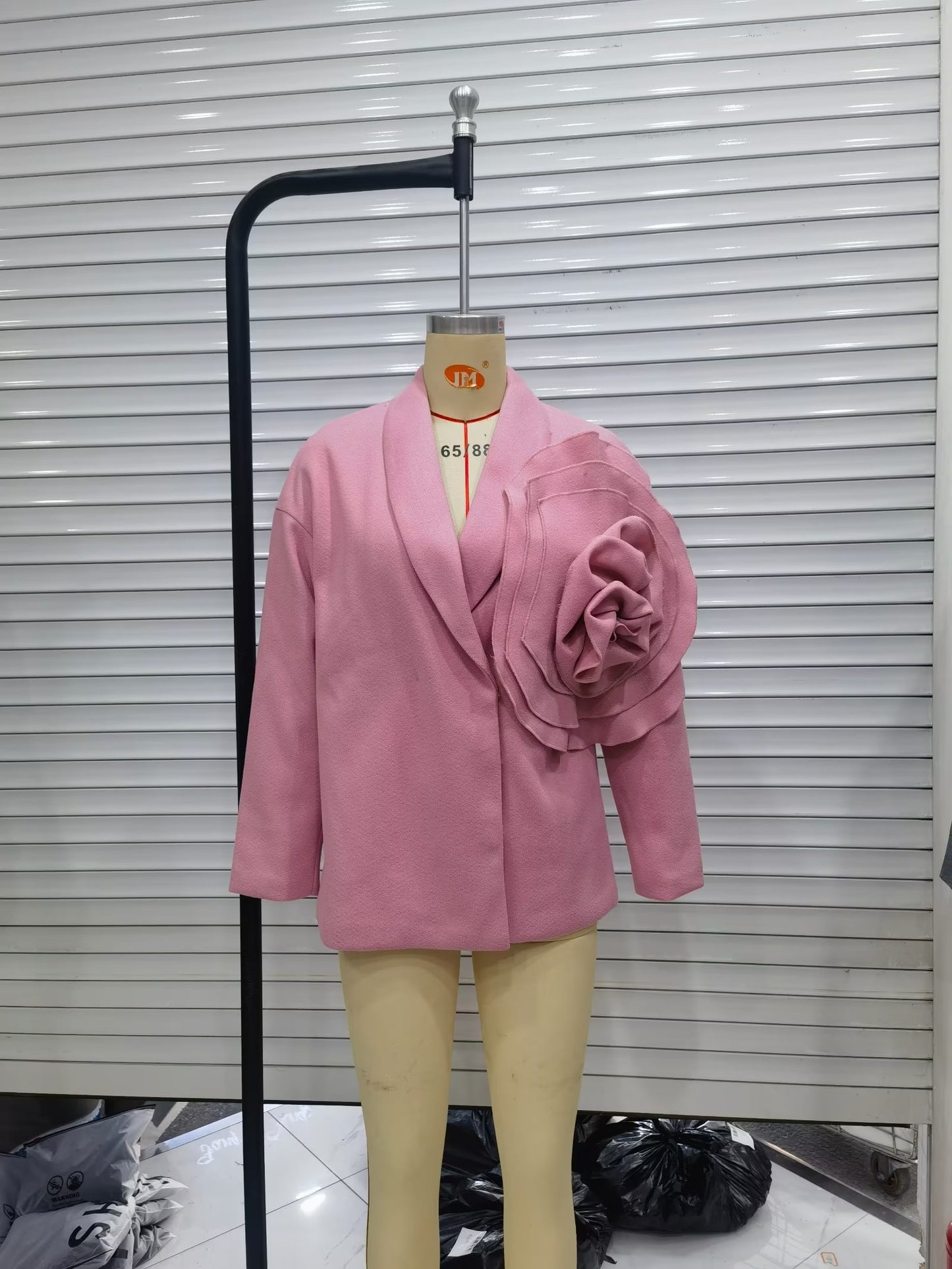 Blazer de lana rosa para mujer, con decoración floral tridimensional, estilo occidental, a la moda para invierno