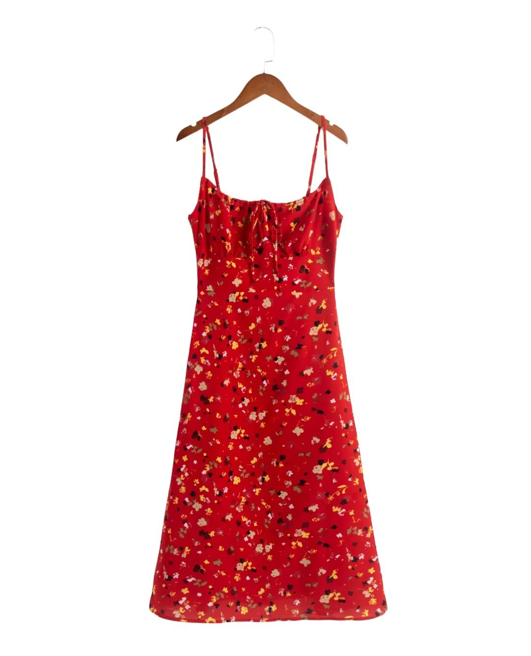 Vestido rojo con tirantes y estampado floral pequeño para vacaciones de verano