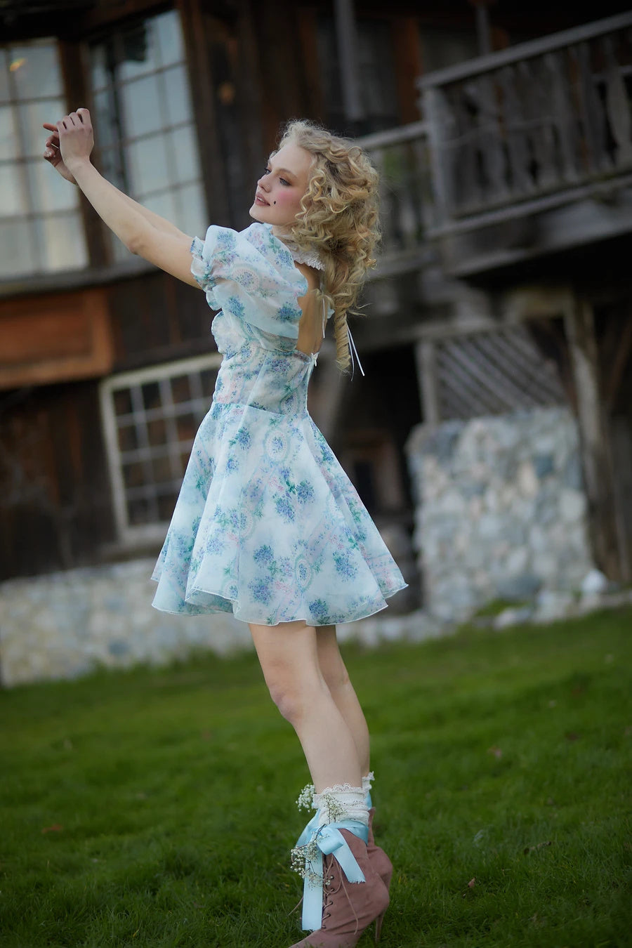 Robe parapluie en organza cintrée à col carré et manches bouffantes à la taille de la cour française vintage