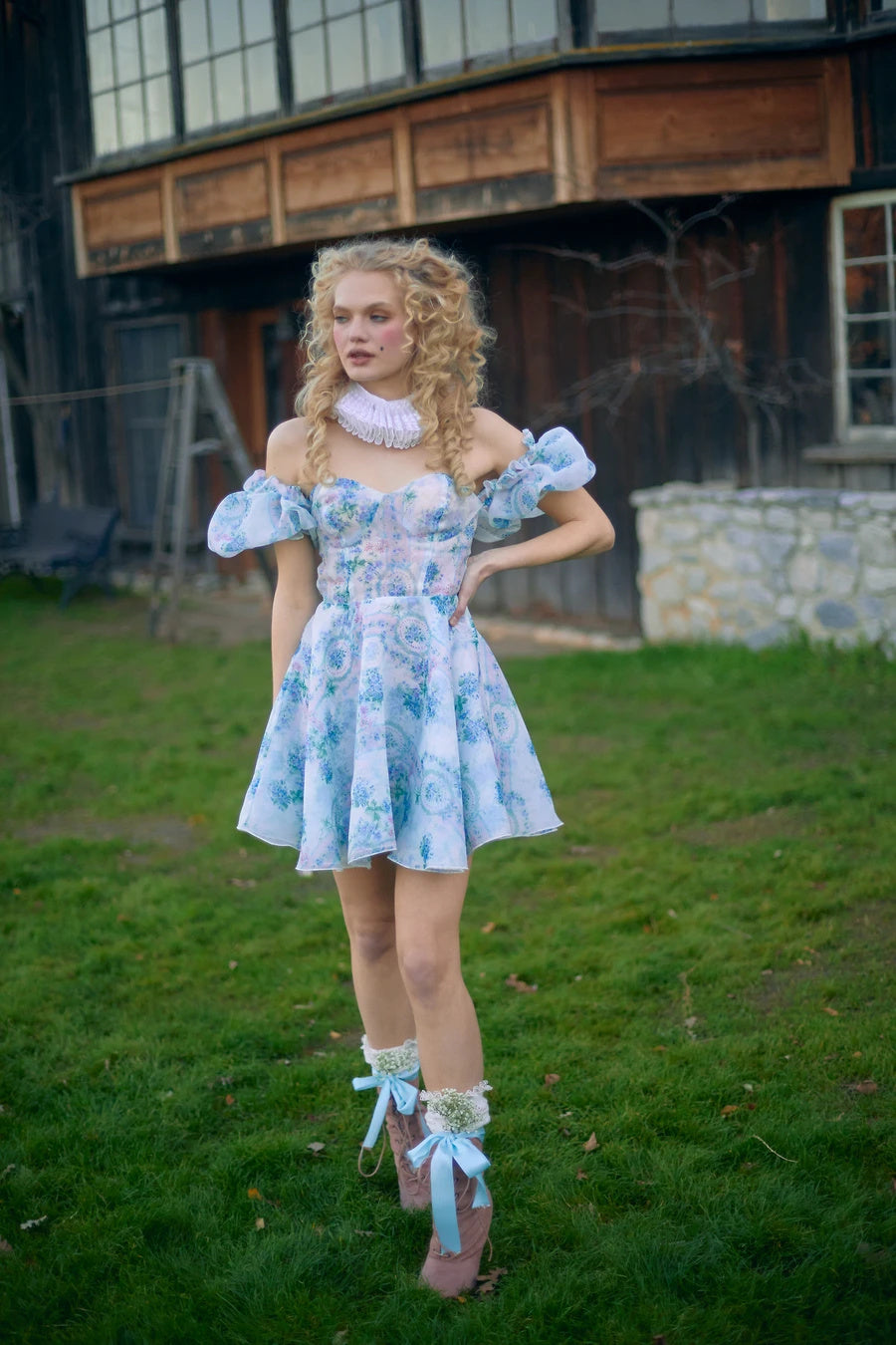 Robe parapluie en organza cintrée à col carré et manches bouffantes à la taille de la cour française vintage