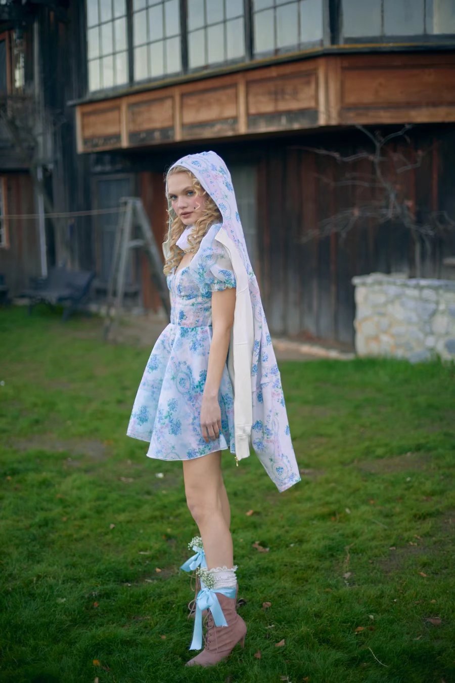 Robe parapluie en organza cintrée à col carré et manches bouffantes à la taille de la cour française vintage