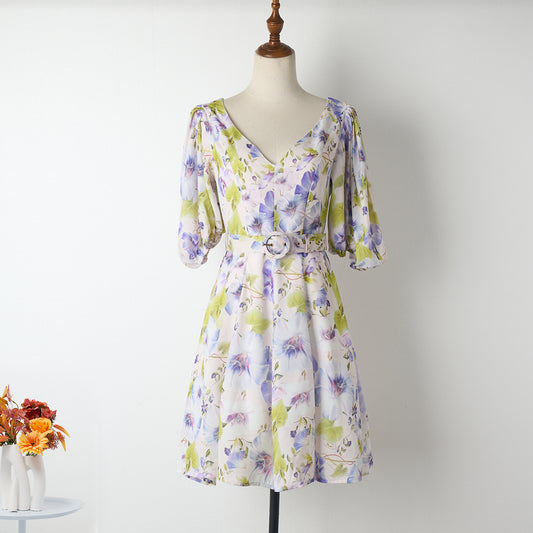 Vestido elegante de primavera y verano con estampado fresco y cinturón para vacaciones