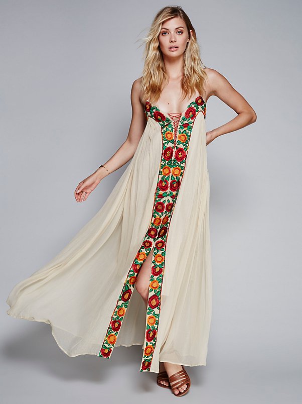 Robe longue brodée de fleurs colorées avec robe à bretelles vacances