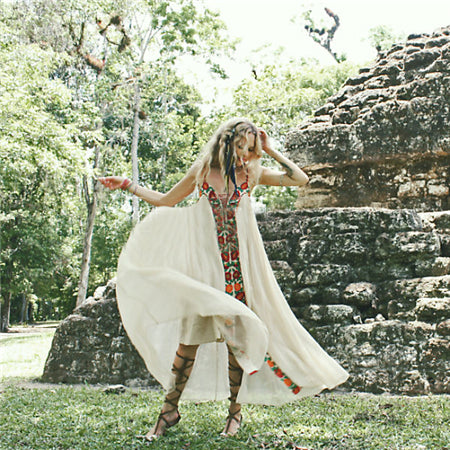 Vestido largo bordado de flores de colores con vestido de tirantes para vacaciones