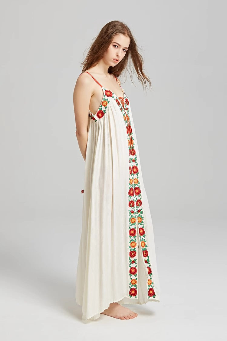 Robe longue brodée de fleurs colorées avec robe à bretelles vacances