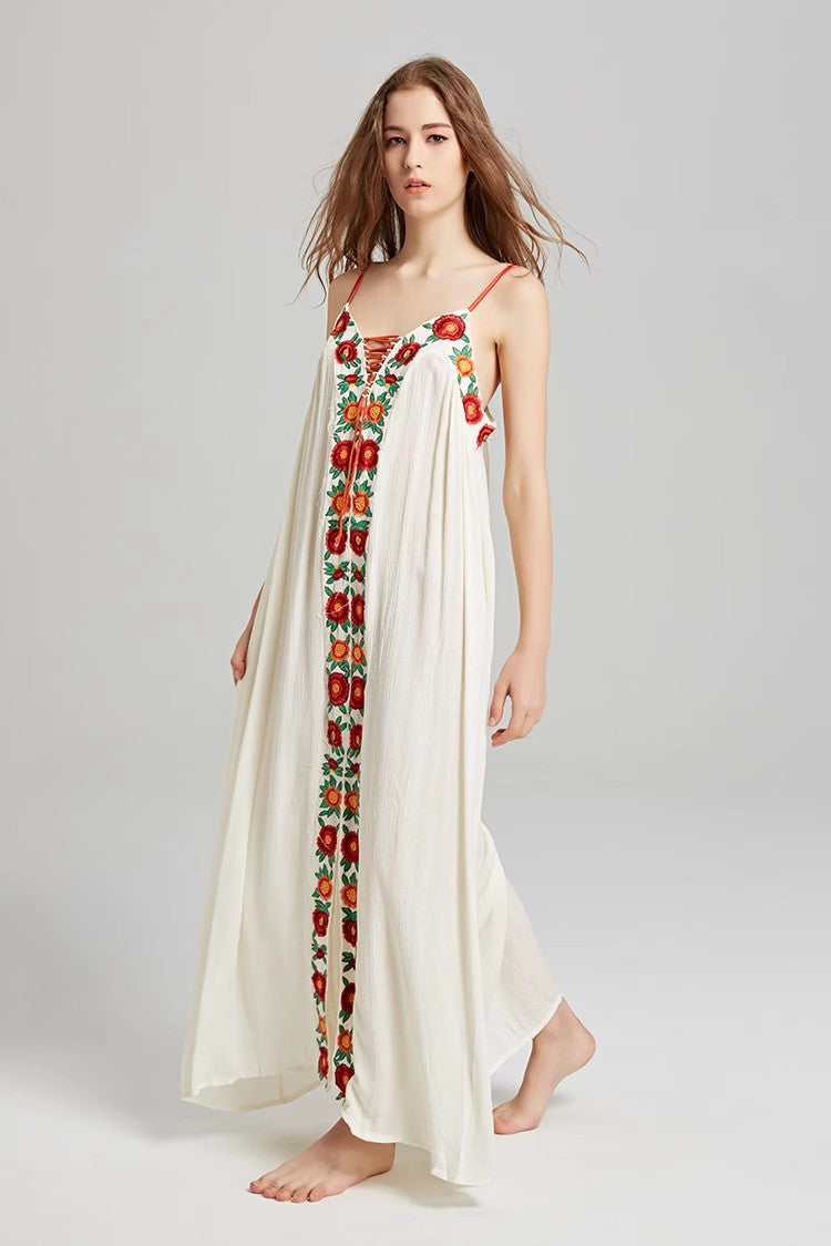 Robe longue brodée de fleurs colorées avec robe à bretelles vacances