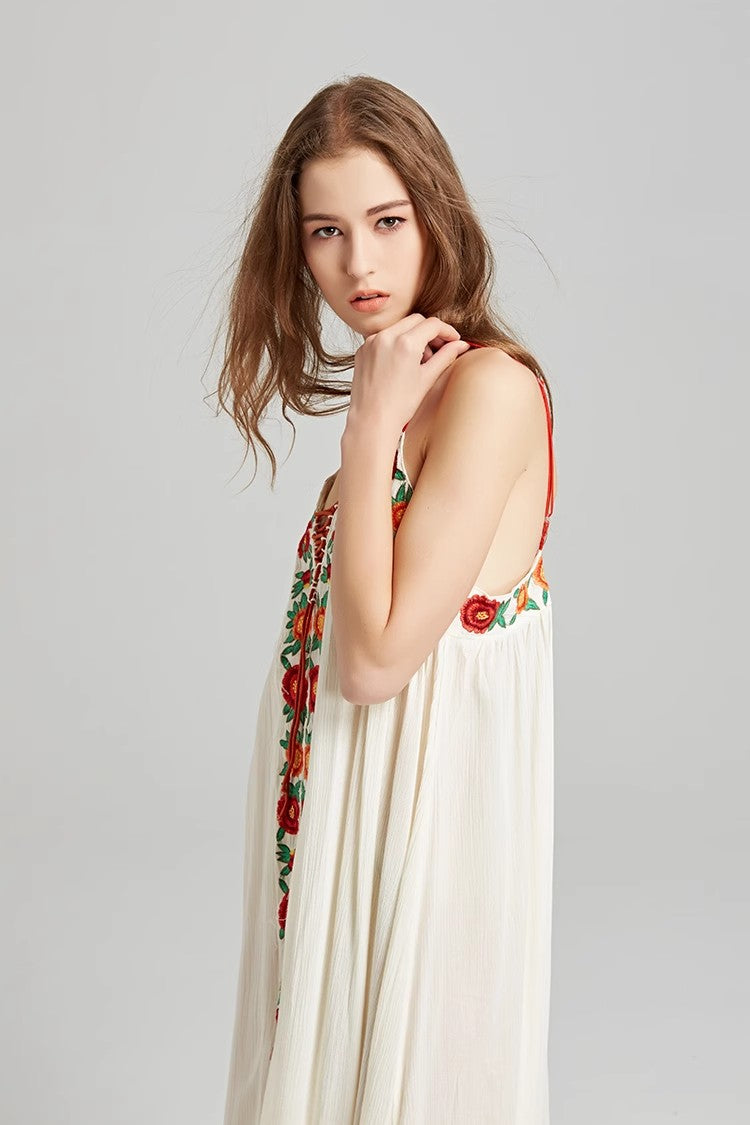 Robe longue brodée de fleurs colorées avec robe à bretelles vacances