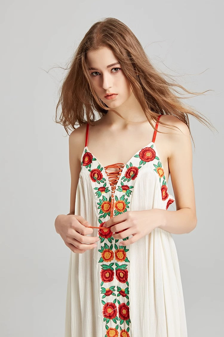 Robe longue brodée de fleurs colorées avec robe à bretelles vacances