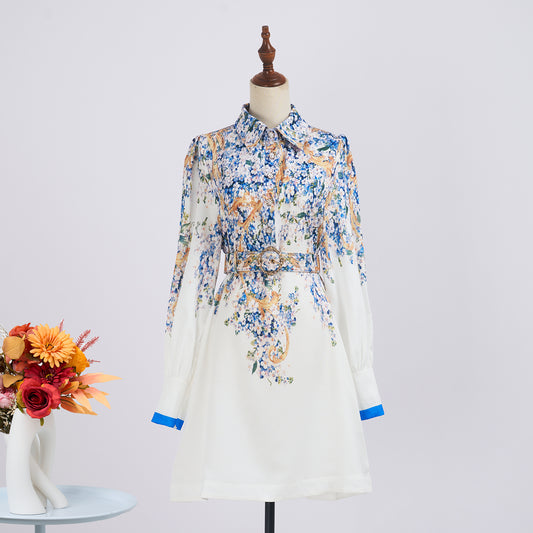 Robe d'été bleue à fleurs avec revers et manches longues et ceinture et poche