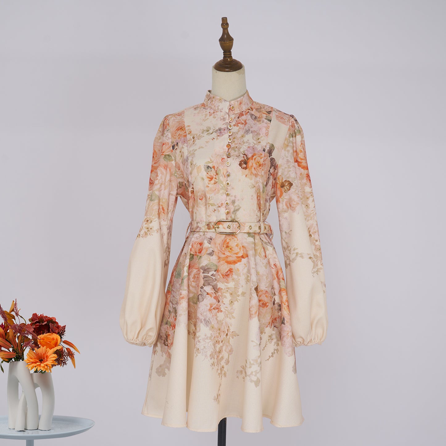 Robe courte à manches lanternes et boucle fleurie d'automne