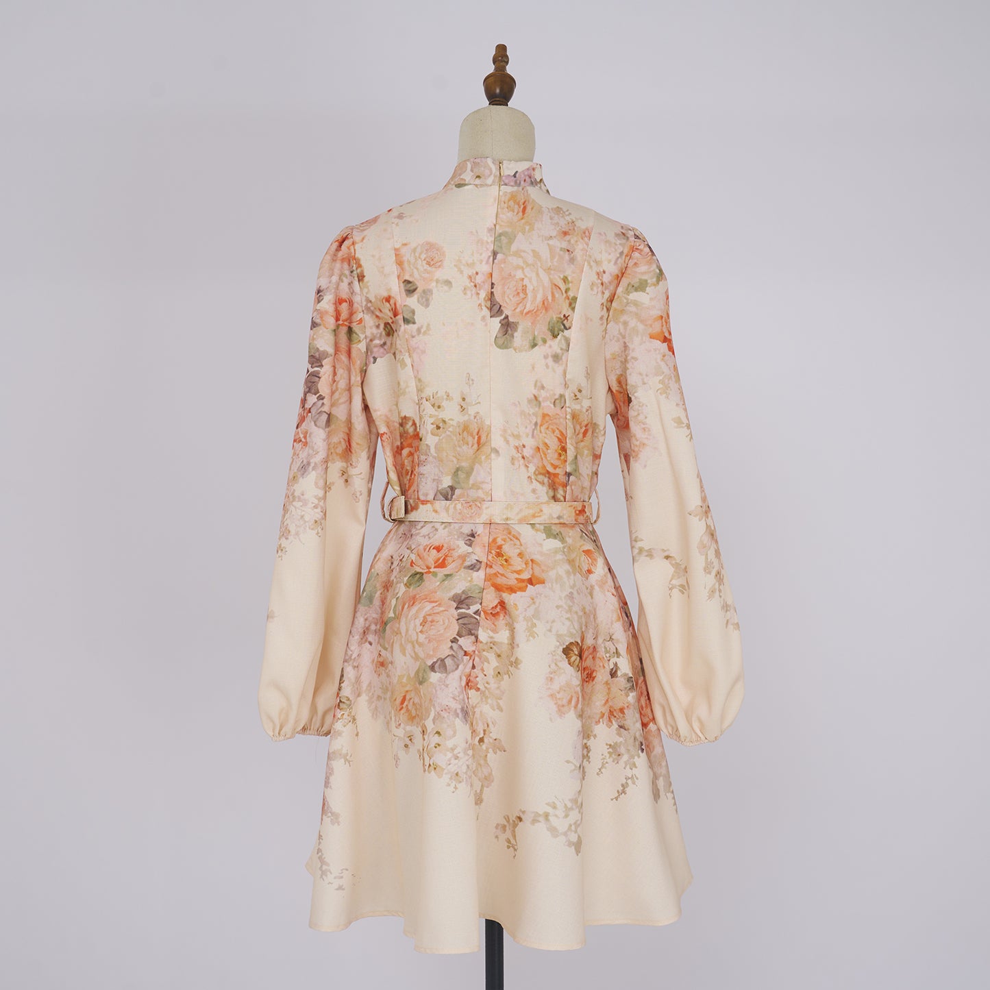 Robe courte à manches lanternes et boucle fleurie d'automne