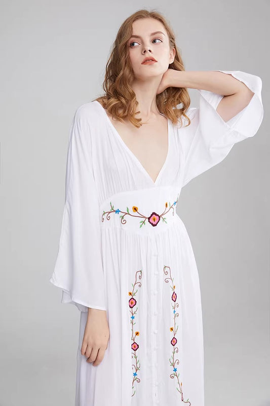 Robe brodée à col en V et à fleurs