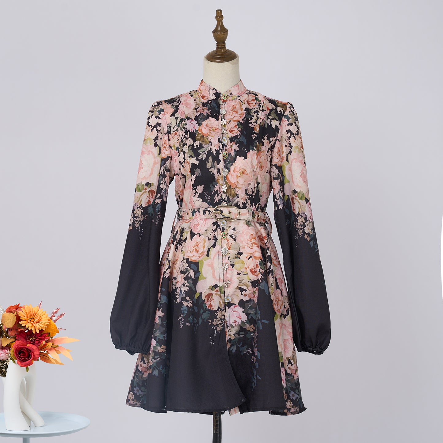 Vestido corto de manga larga con cuello alto y estampado floral para mujer