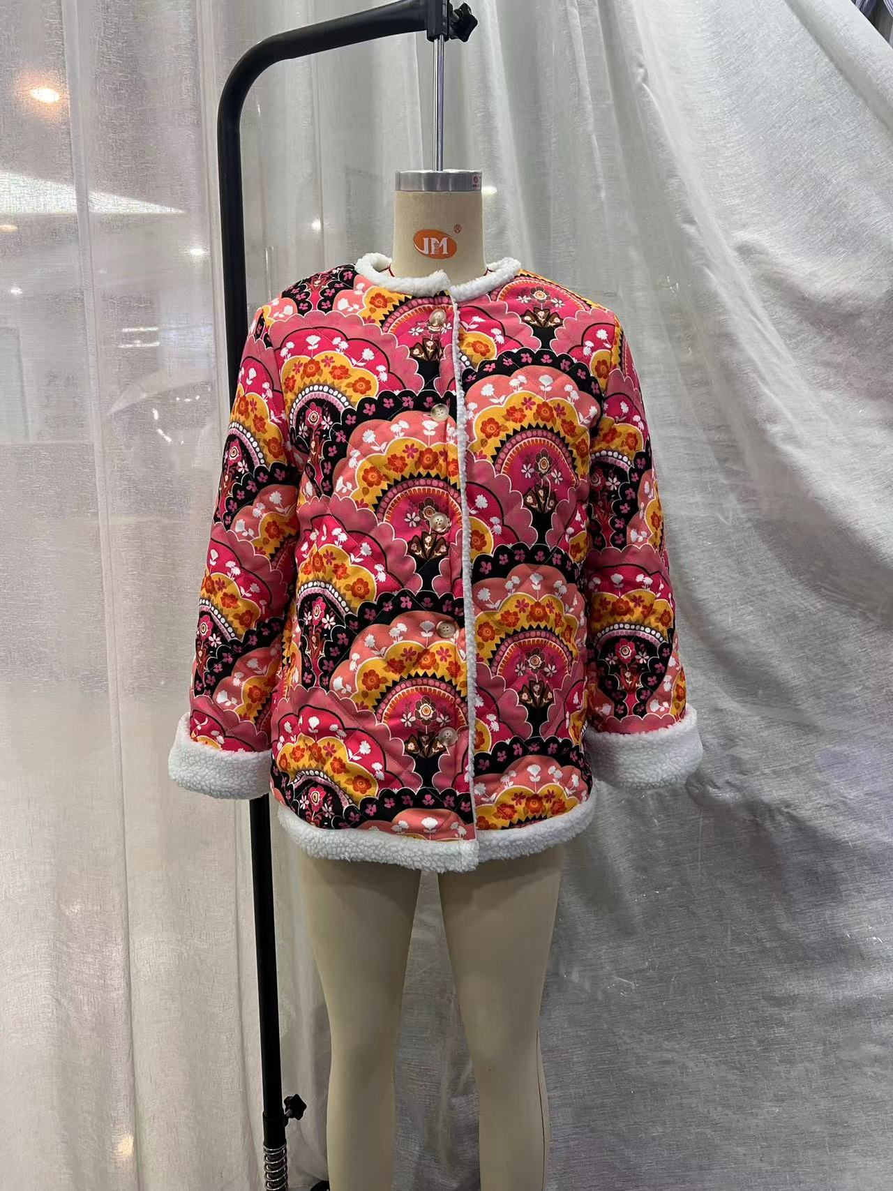 Chaqueta acolchada de algodón con estampado de lana de cordero y cuello redondo y manga larga para mujer