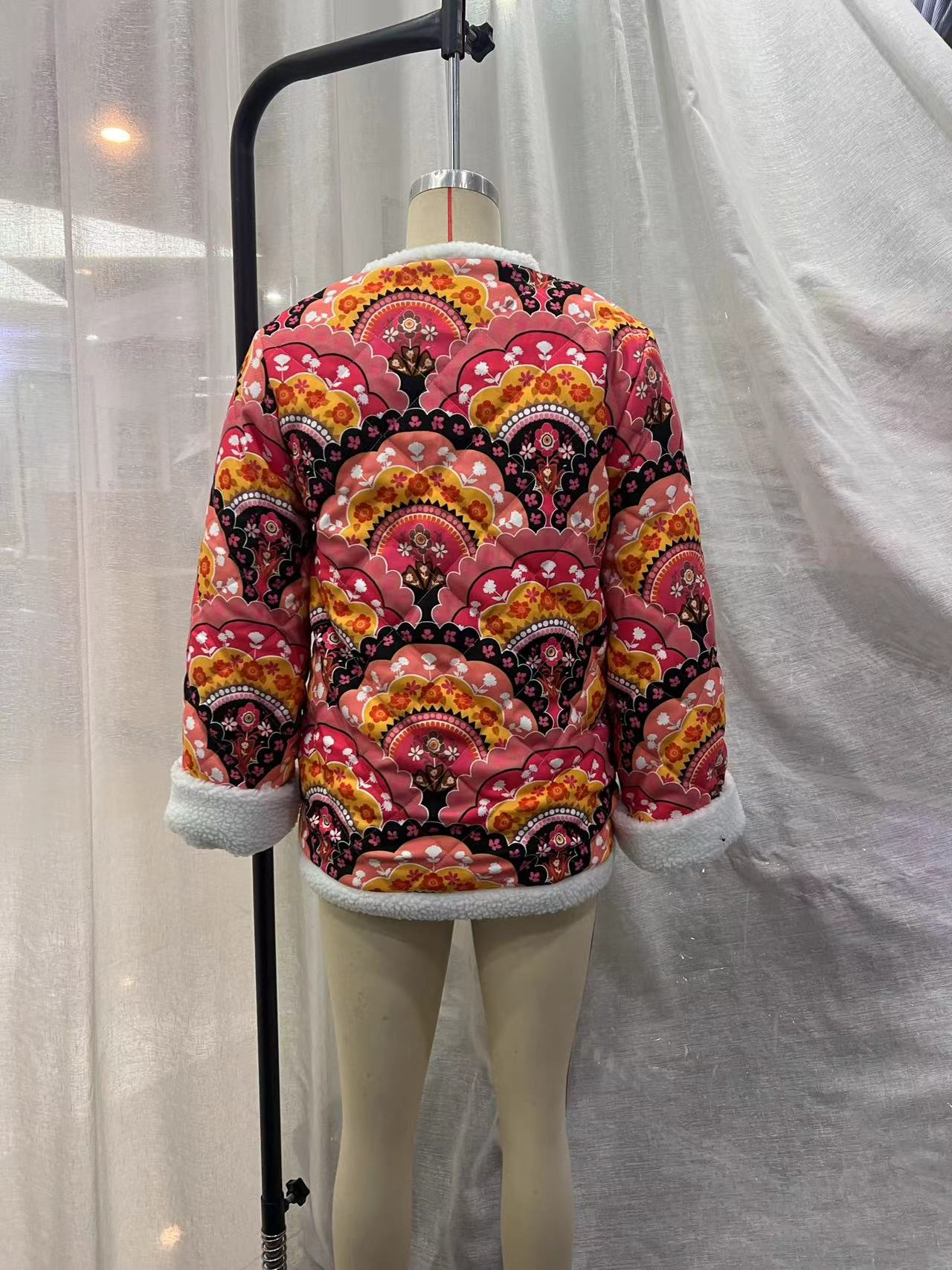 Chaqueta acolchada de algodón con estampado de lana de cordero y cuello redondo y manga larga para mujer