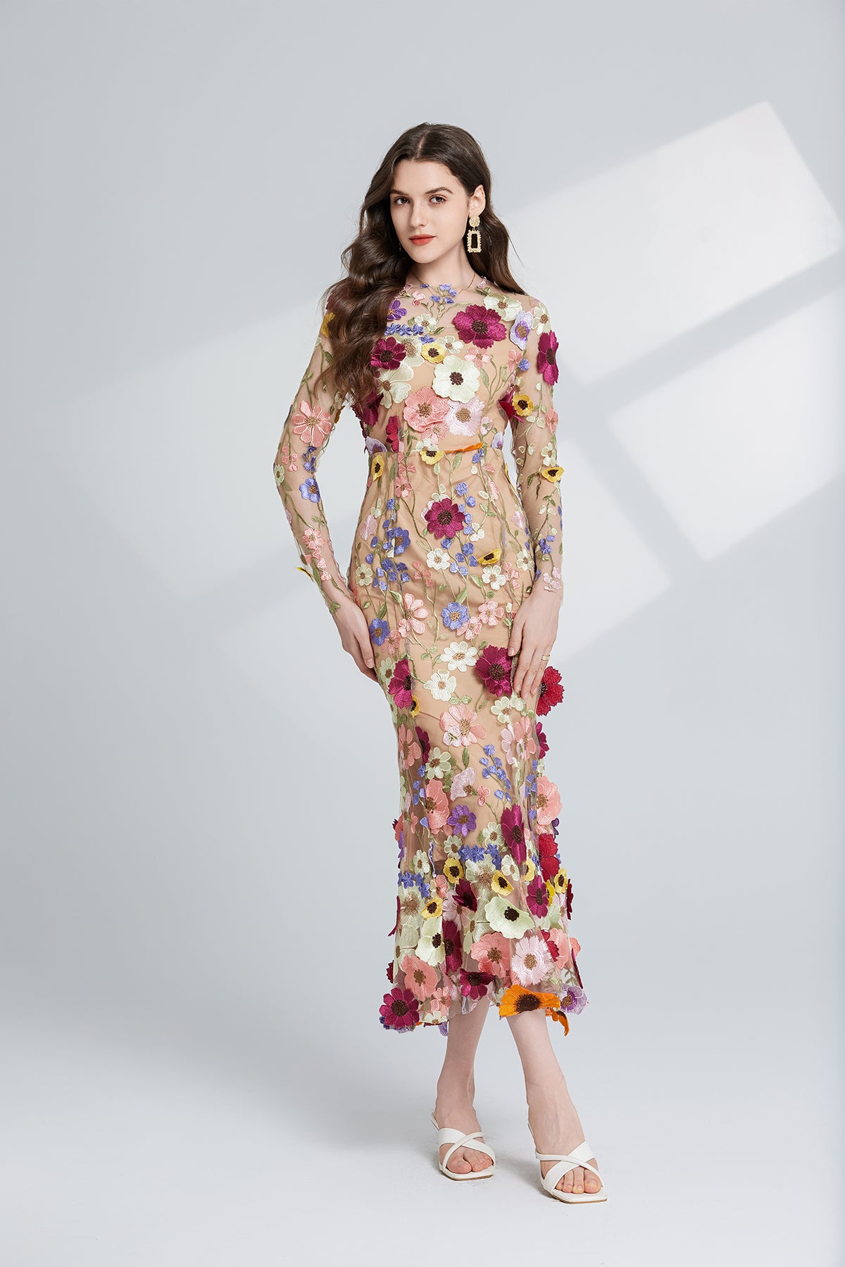 Robe longue à manches longues avec broderie de fleurs tridimensionnelles pour le printemps et l'automne