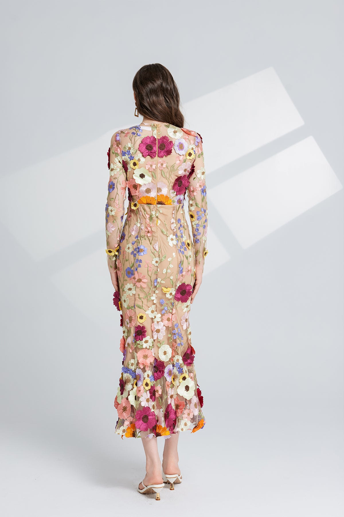 Robe longue à manches longues avec broderie de fleurs tridimensionnelles pour le printemps et l'automne