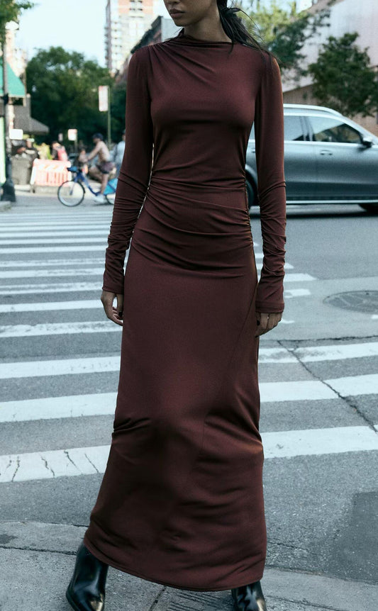 Vestido largo plisado ajustado de manga larga con cuello alto y elegante de invierno para mujer