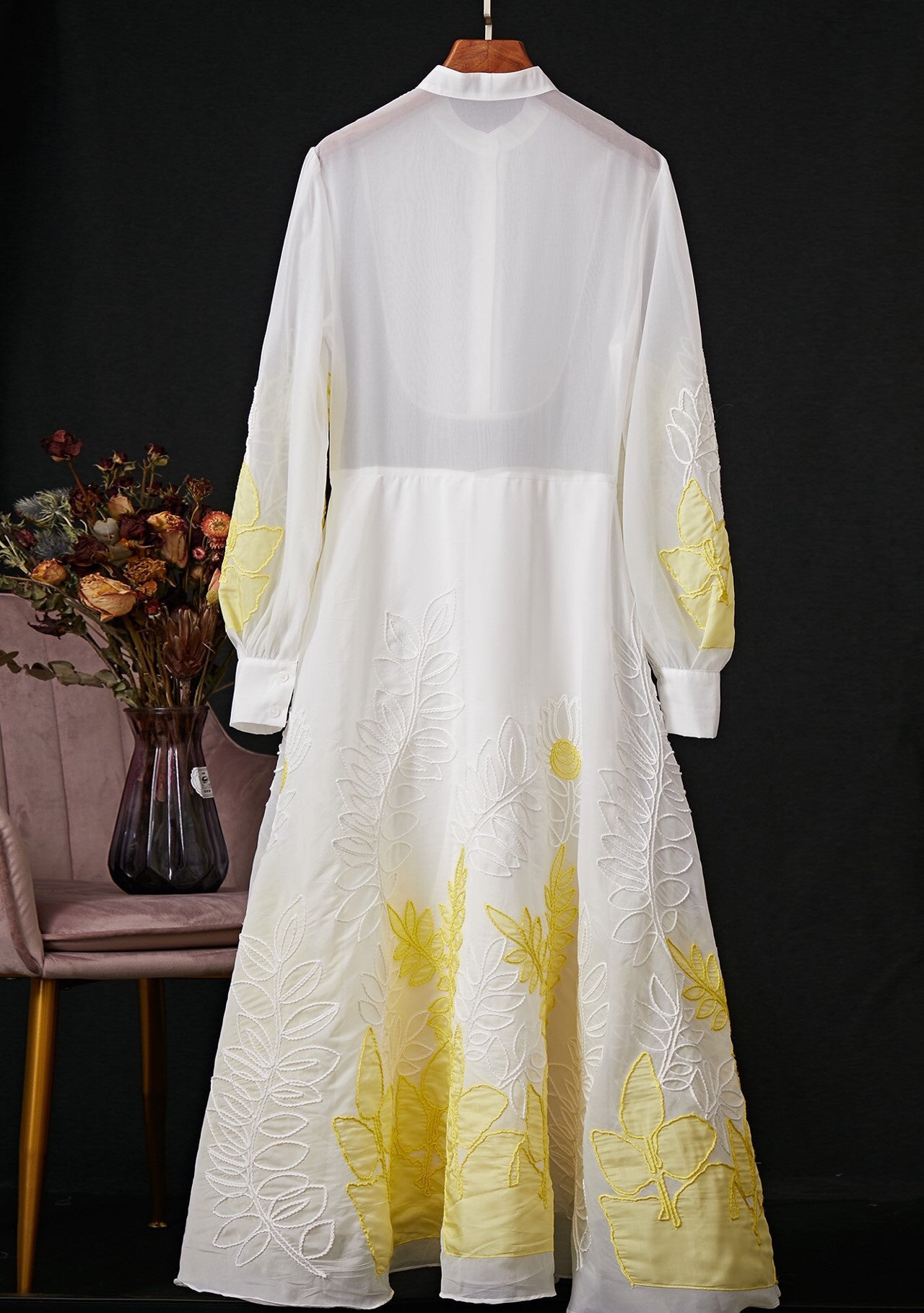 Robe à manches lanternes et col montant brodé de fleurs coupées