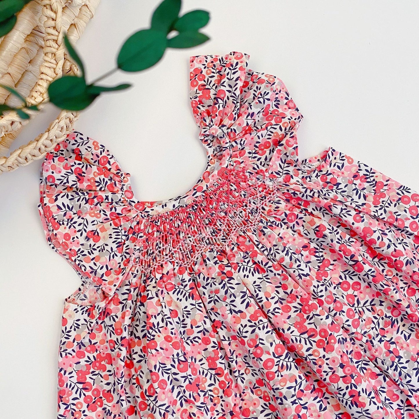 Robe fleurie cerise tendance pour enfants