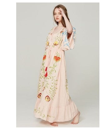 Robe de déesse à manches évasées et col en V brodée de fleurs