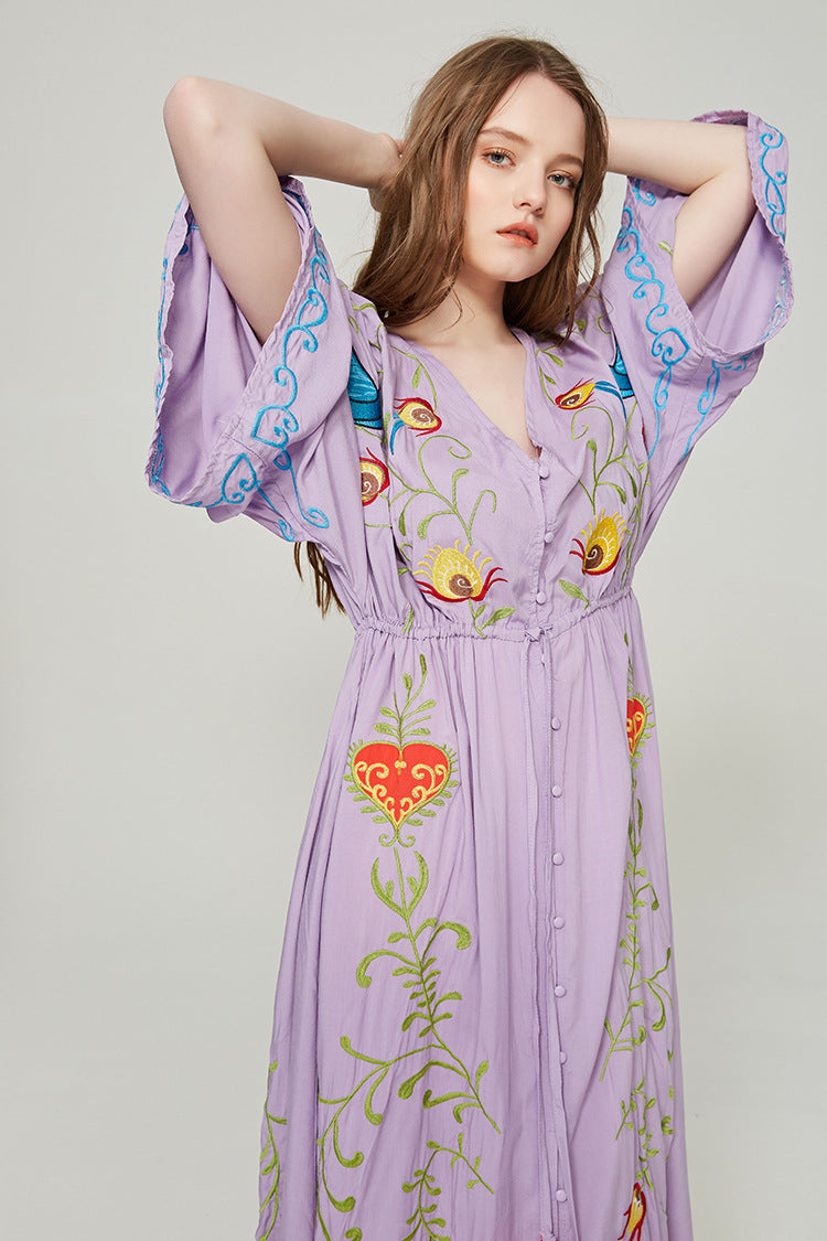 Robe de déesse à manches évasées et col en V brodée de fleurs