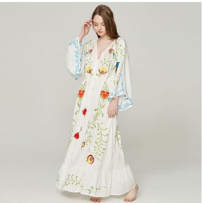 Robe de déesse à manches évasées et col en V brodée de fleurs