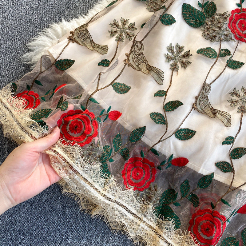 Vestido midi con flores bordadas y adelgazantes en la cintura para mujer