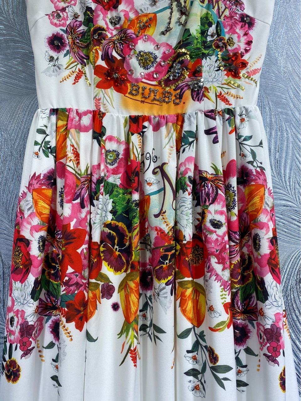 Robe perlée à imprimé floral et à fines bretelles