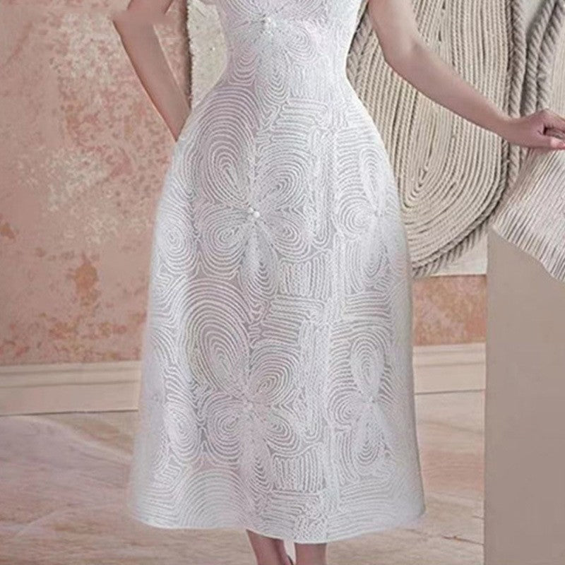 Robe brodée de fleurs blanches pour femmes