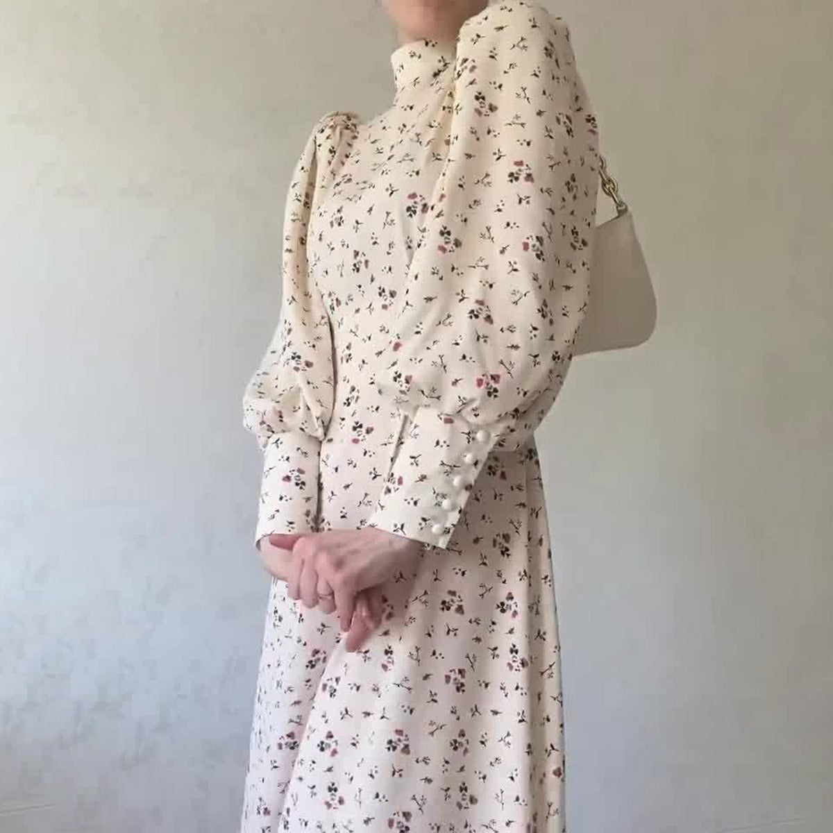 Robe douce et ample à manches longues et motif floral à lacets