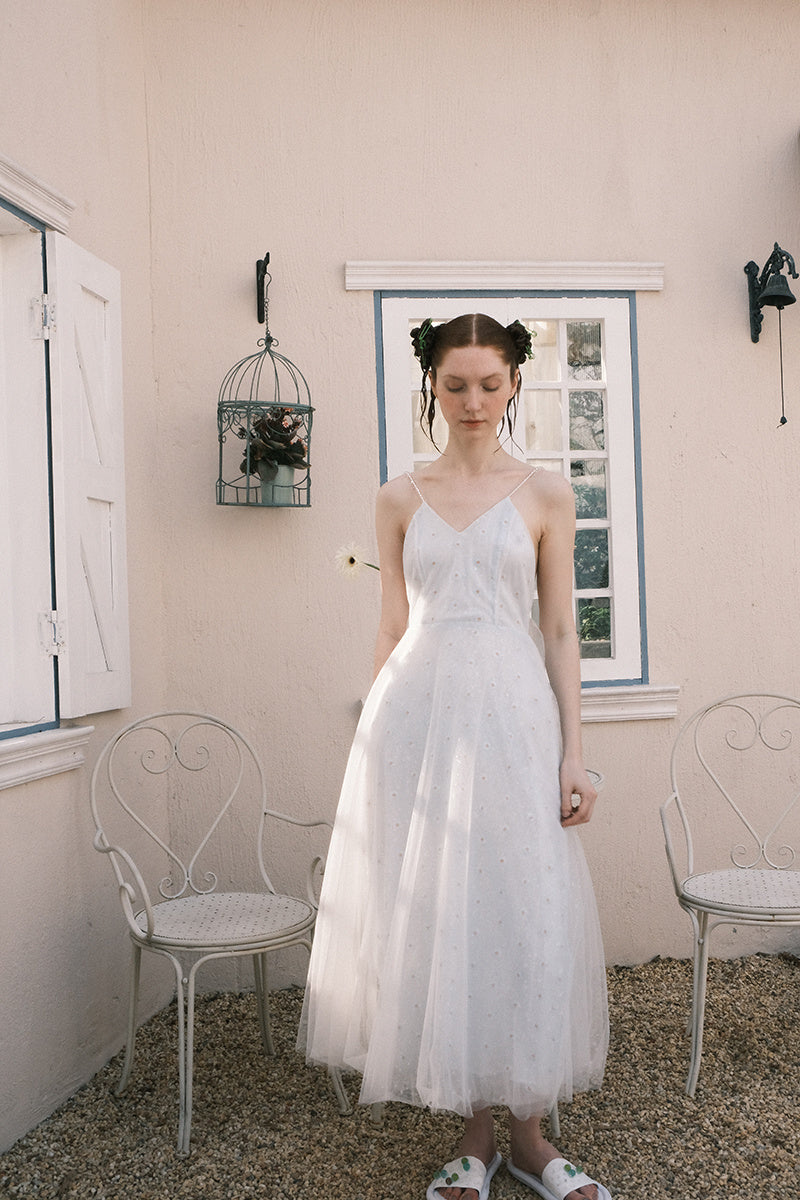 Belle robe dos nu à bretelles à sequins et marguerite bleue ange