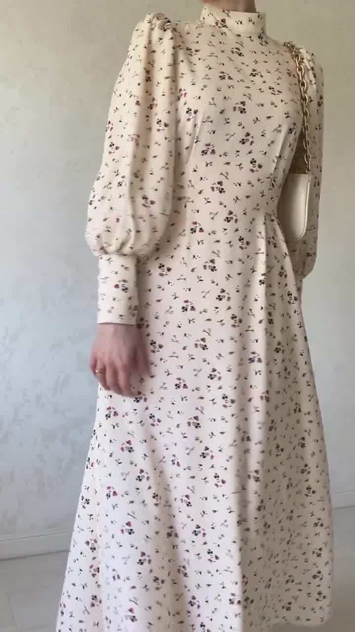 Robe douce et ample à manches longues et motif floral à lacets