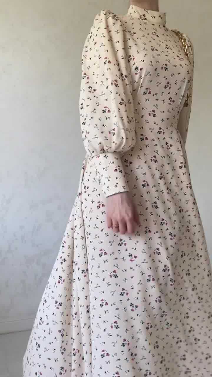 Robe douce et ample à manches longues et motif floral à lacets