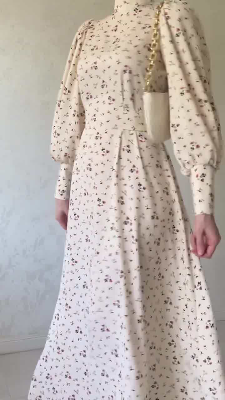 Robe douce et ample à manches longues et motif floral à lacets