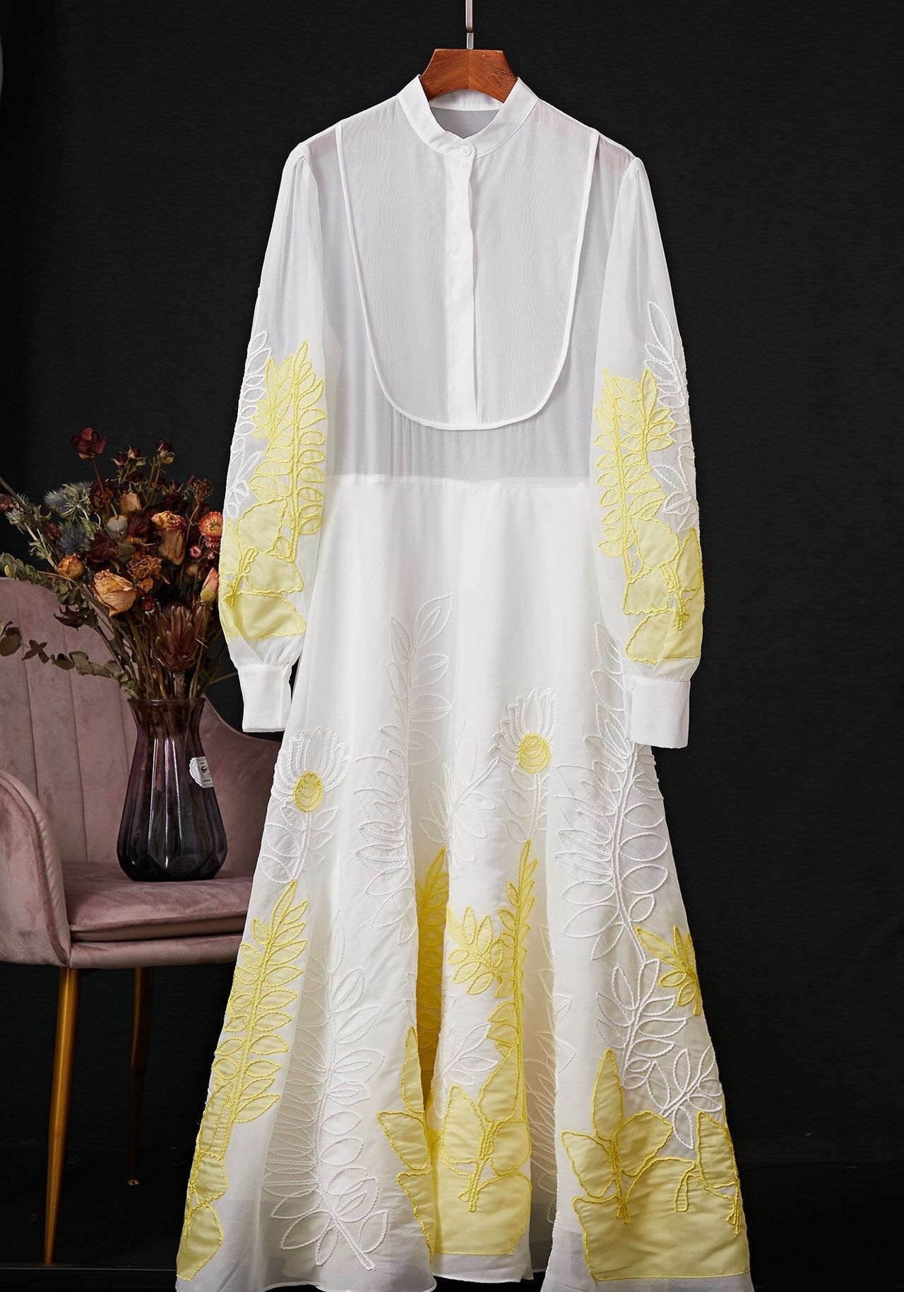 Robe à manches lanternes et col montant brodé de fleurs coupées