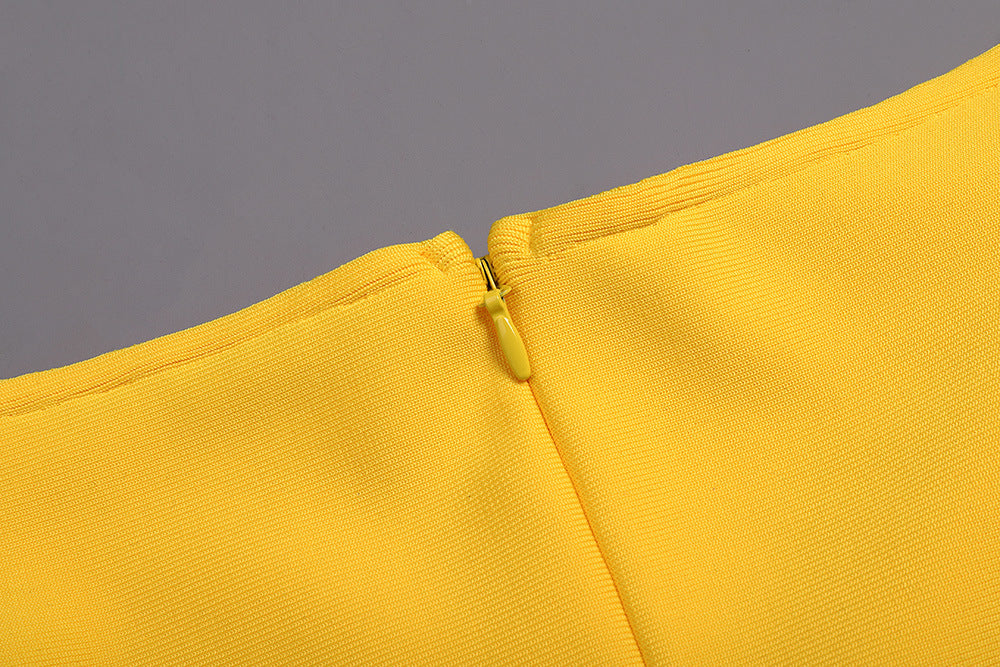 Mini-robe jaune à bandage en chaîne ajourée à manches longues