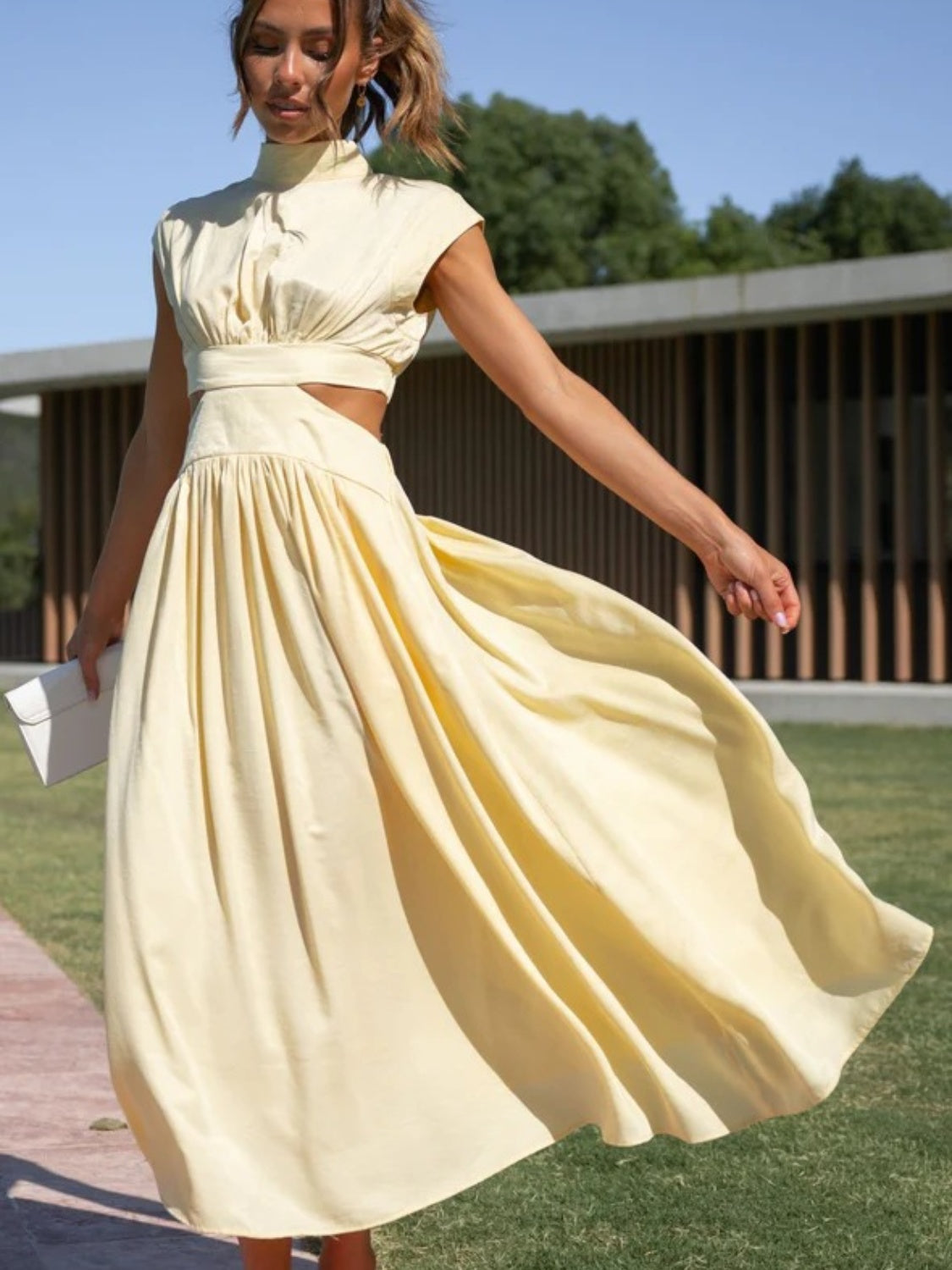 Vestido fruncido sin mangas con cuello simulado y abertura