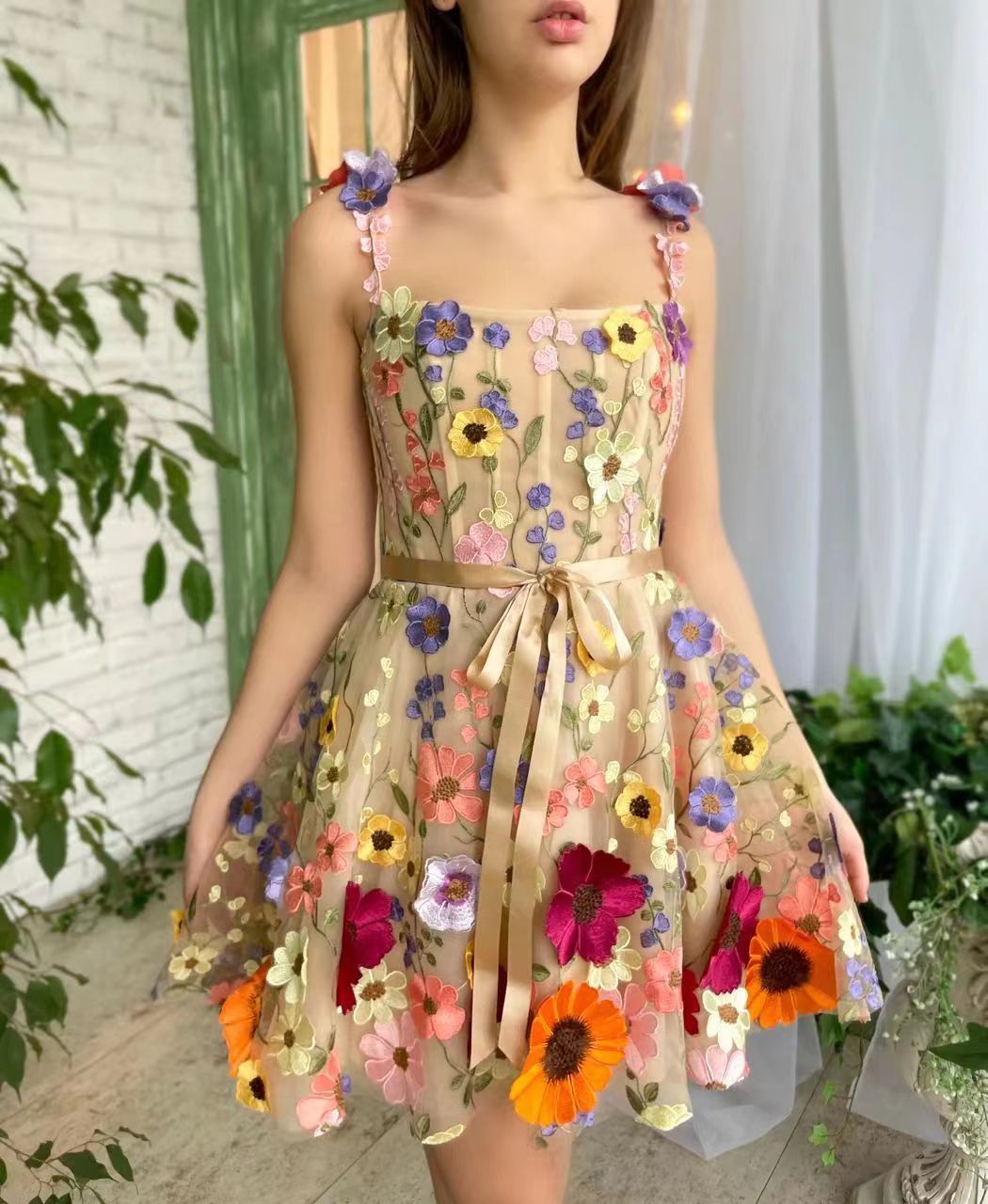 Vestido tubo con bordado de flores tridimensionales