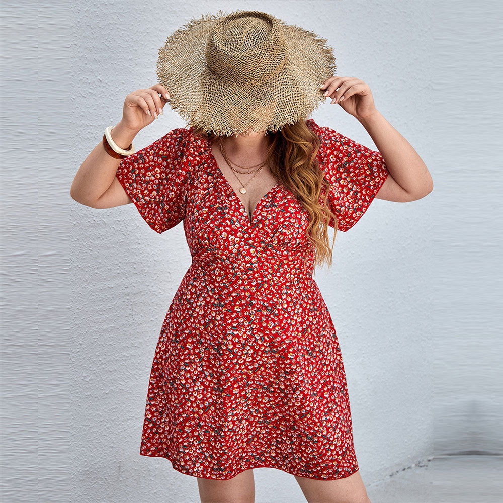 Petite robe de loisirs fleurie à col en V pour la plage et les vacances