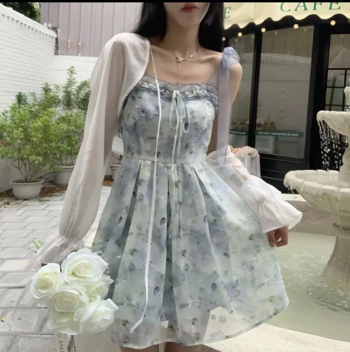 Vestido floral con tirantes a la moda para mujer